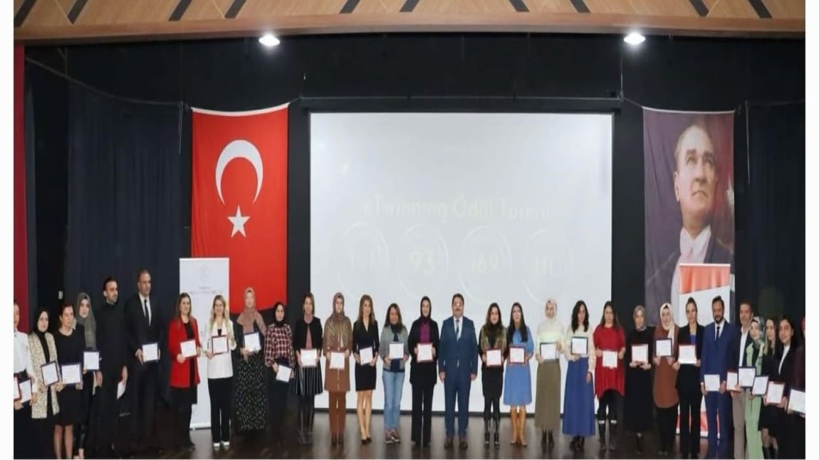 OKULUMUZ ÖĞRETMENİ ELİF ÇAYIR'IN ÖĞRENCİLERİ İLE BERABER YAPTIĞI E-TWINNING PROJESİ AVRUPA KALİTE ETİKETİ ALDI